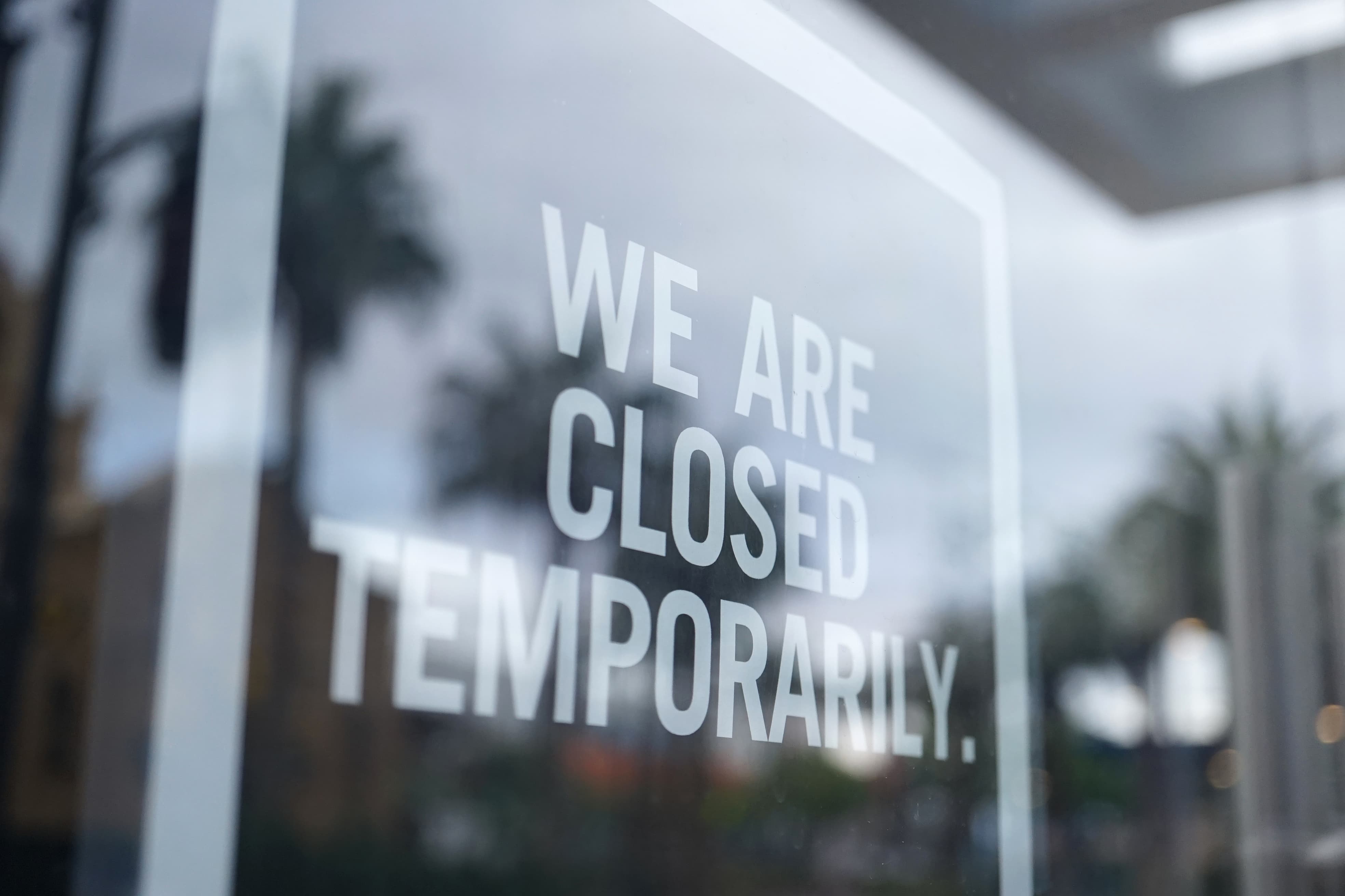 We are closed sign - 20,000-25,000 US stores will close in 2020